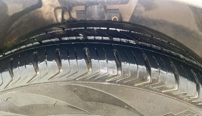2015 Volkswagen Vento COMFORTLINE 1.2 TSI AT, Petrol, Automatic, 79,638 km, Right Front Tyre Tread