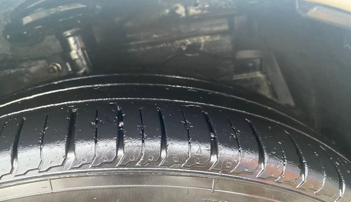 2014 Maruti Swift ZXI, Petrol, Manual, 70,351 km, Right Front Tyre Tread