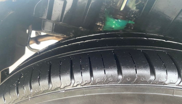 2014 Maruti Swift ZXI, Petrol, Manual, 70,351 km, Right Rear Tyre Tread