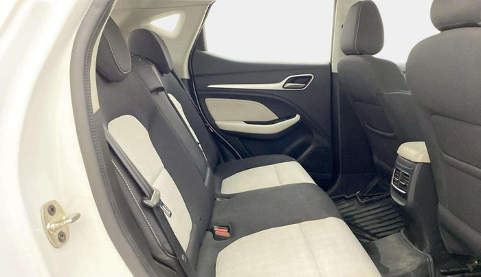 2023 MG ASTOR STYLE 1.5 MT, Petrol, Manual, 15,661 km, Right Side Rear Door Cabin