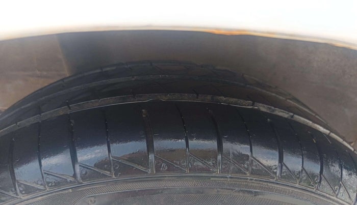 2017 Honda Brio VX MT, Petrol, Manual, 52,983 km, Right Rear Tyre Tread