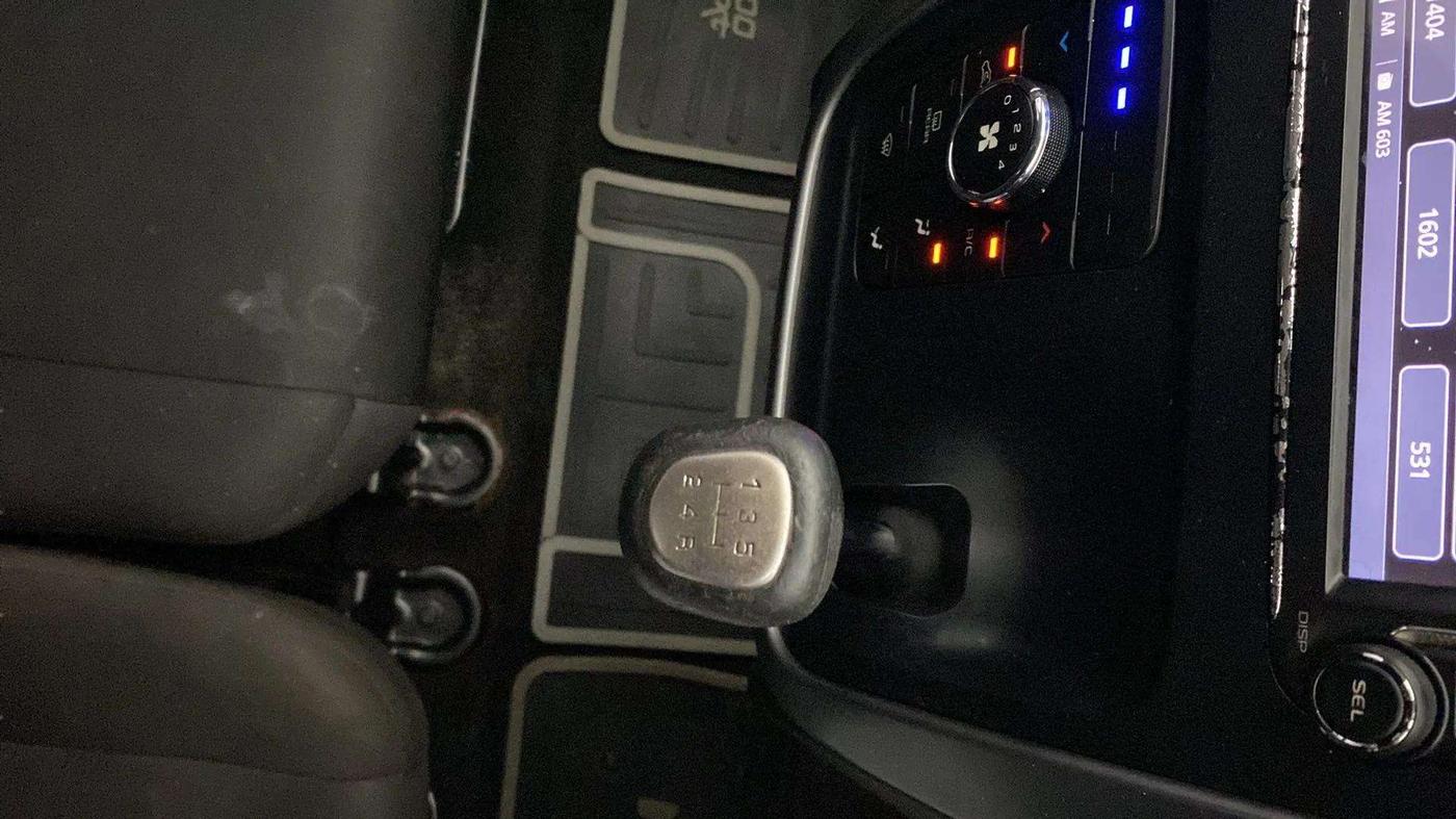 2017 Mahindra KUV 100 NXT K8 P 6 STR, Petrol, Manual, 89,011 km, Gear Lever
