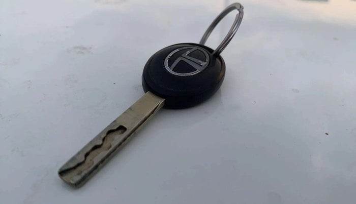 2022 Tata PUNCH PURE MT, Petrol, Manual, 15,068 km, Key Close Up