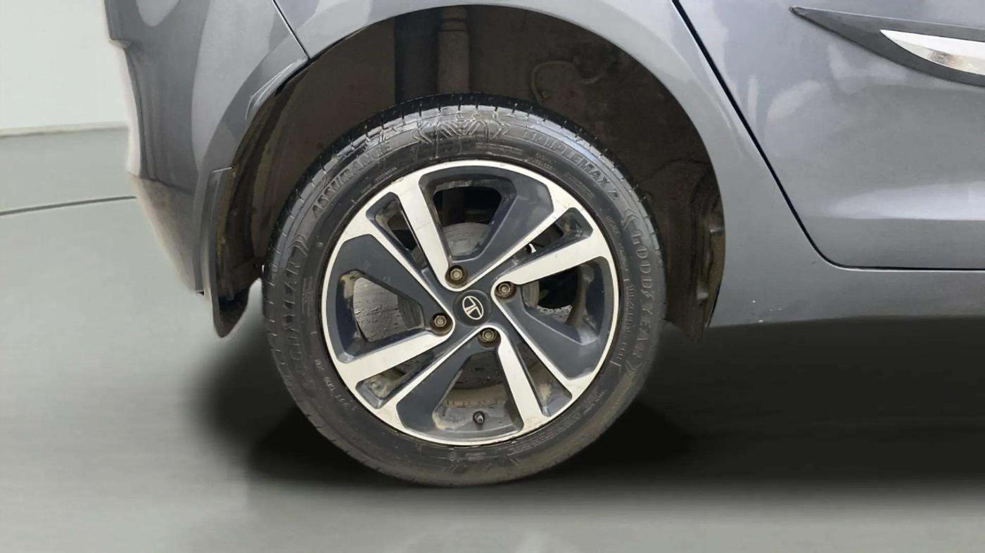 2022 Tata ALTROZ XT DIESEL, Diesel, Manual, 33,109 km, Right Rear Wheel