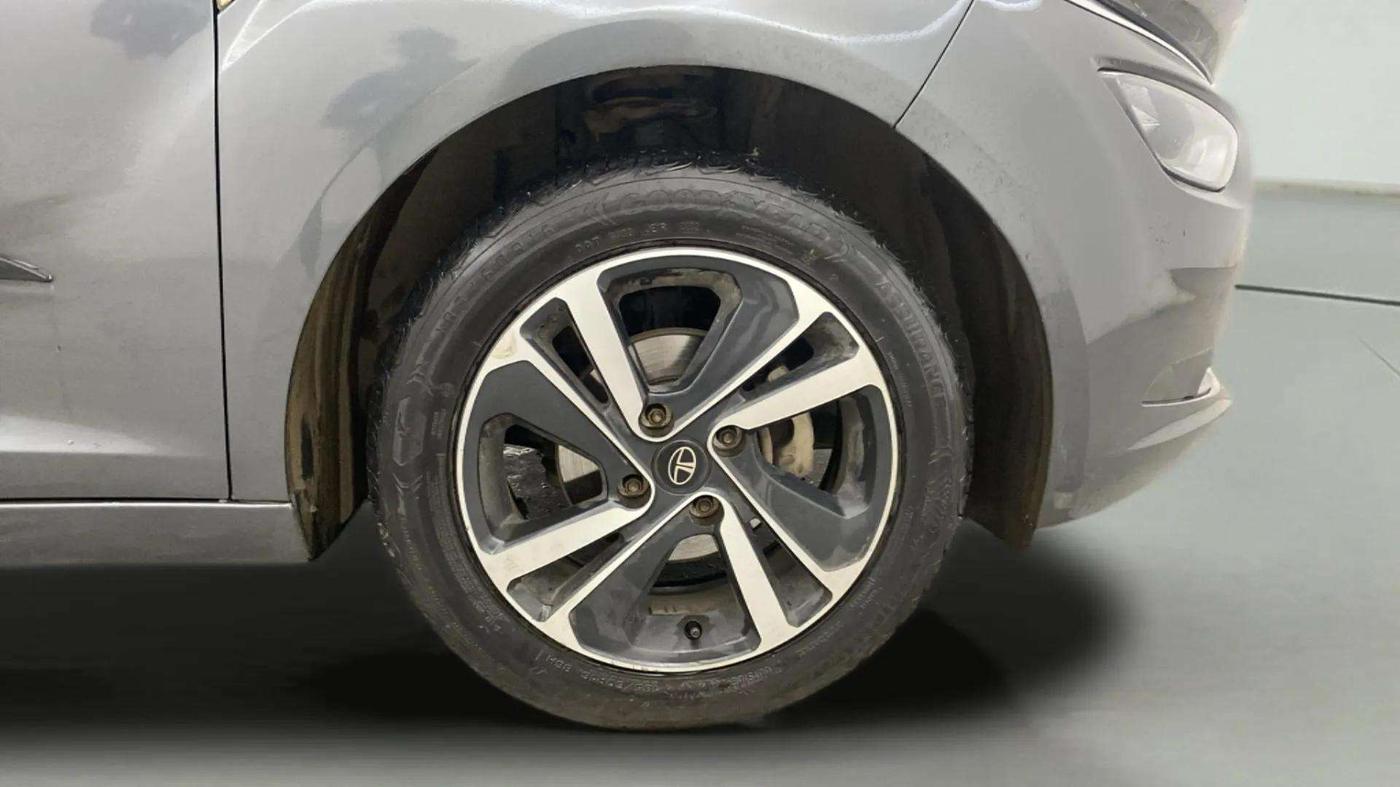 2022 Tata ALTROZ XT DIESEL, Diesel, Manual, 33,109 km, Right Front Wheel