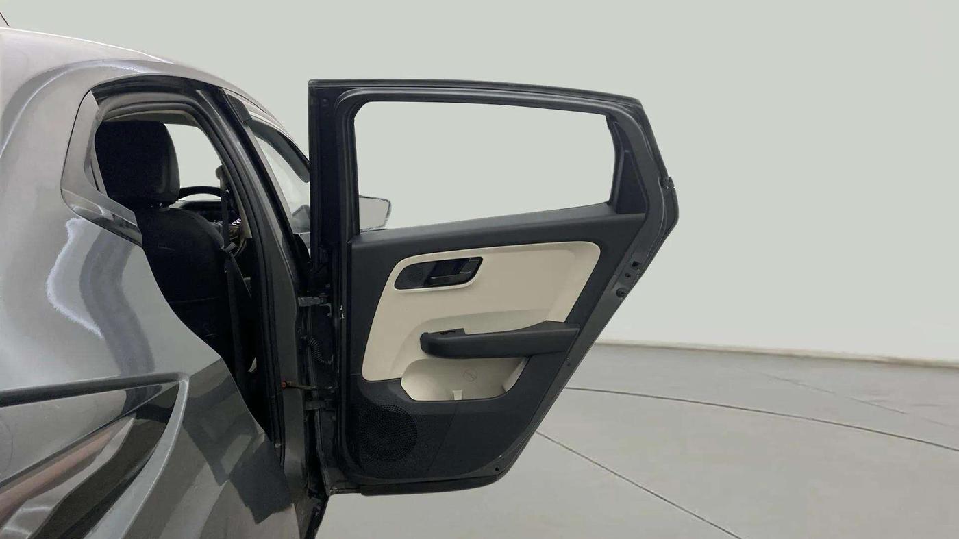 2022 Tata ALTROZ XT DIESEL, Diesel, Manual, 33,109 km, RHS Rear Door