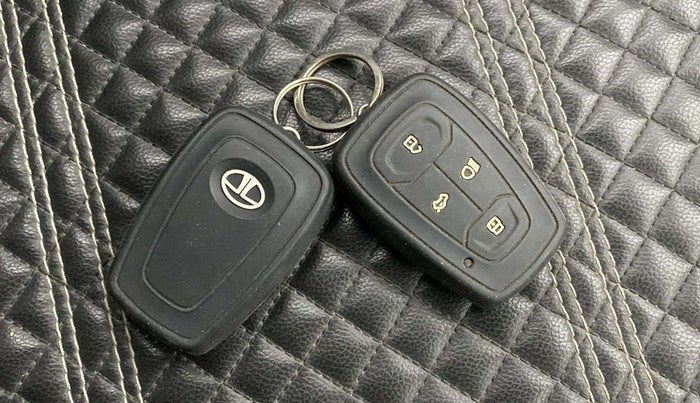 2020 Tata ALTROZ XT PETROL, Petrol, Manual, 93,713 km, Key Close Up