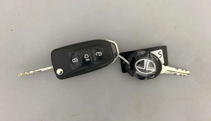 2017 Tata Tiago XZ PETROL, Petrol, Manual, 34,683 km, Key Close Up