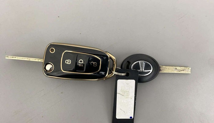 2022 Tata NEXON XM SUNROOF PETROL, Petrol, Manual, 32,281 km, Key Close Up