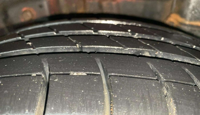 2015 Hyundai Eon MAGNA +, Petrol, Manual, 74,647 km, Left Rear Tyre Tread