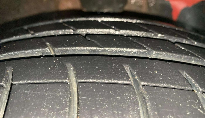2015 Hyundai Eon MAGNA +, Petrol, Manual, 74,647 km, Right Front Tyre Tread