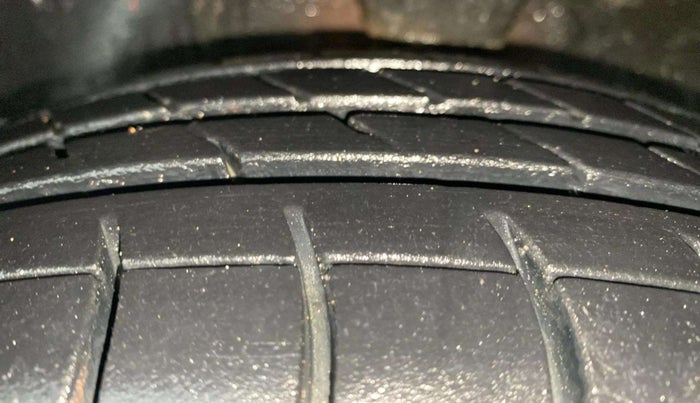 2015 Hyundai Eon MAGNA +, Petrol, Manual, 74,647 km, Left Front Tyre Tread