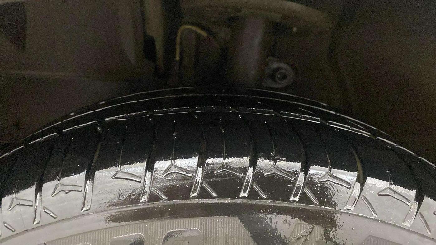 2016 Mahindra Kuv100 K8 D 6 STR, Diesel, Manual, 87,092 km, Left Front Tyre Tread
