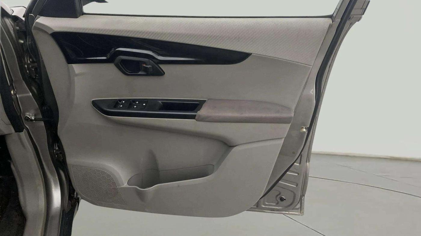 2016 Mahindra Kuv100 K8 D 6 STR, Diesel, Manual, 87,092 km, Driver Side Door Panels Control