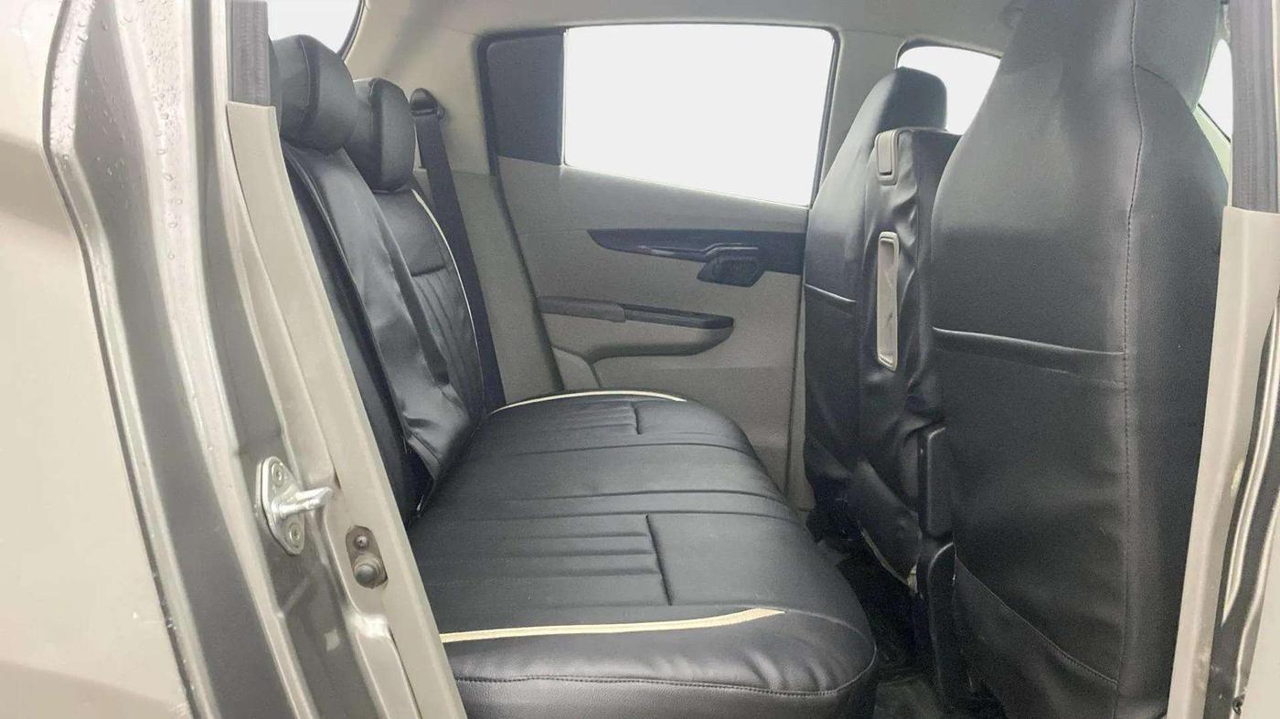 2016 Mahindra Kuv100 K8 D 6 STR, Diesel, Manual, 87,092 km, Right Side Rear Door Cabin
