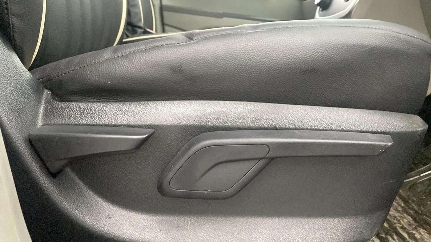 2016 Mahindra Kuv100 K8 D 6 STR, Diesel, Manual, 87,092 km, Driver Side Adjustment Panel