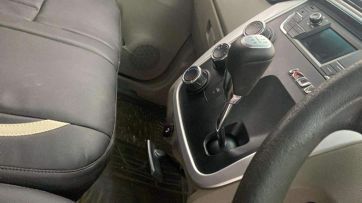 2016 Mahindra Kuv100 K8 D 6 STR, Diesel, Manual, 87,092 km, Gear Lever