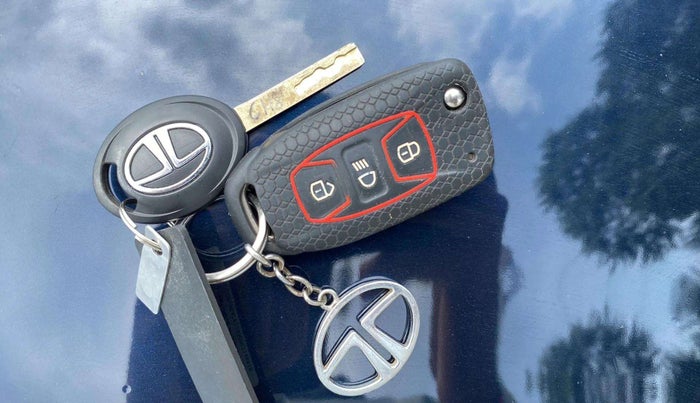 2022 Tata Tiago XZ PLUS CNG, CNG, Manual, 65,546 km, Key Close Up