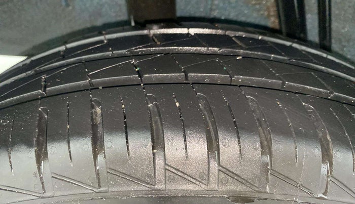 2024 Renault Kwid RXT 1.0 AMT, Petrol, Automatic, 6,133 km, Right Rear Tyre Tread