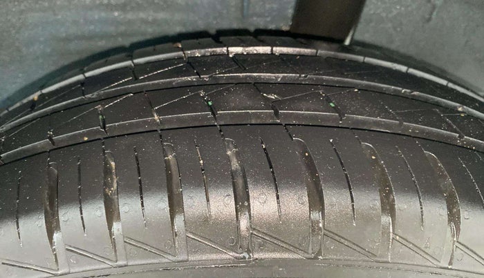 2024 Renault Kwid RXT 1.0 AMT, Petrol, Automatic, 6,133 km, Left Rear Tyre Tread