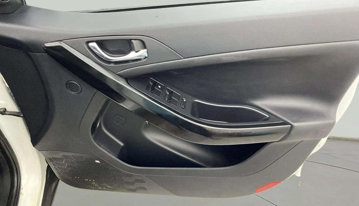 2024 Tata NEXON FEARLESS + SUNROOF AMT DUAL TONE 1.5 DIESEL, Diesel, Automatic, 12,199 km, Driver Side Door Panels Control
