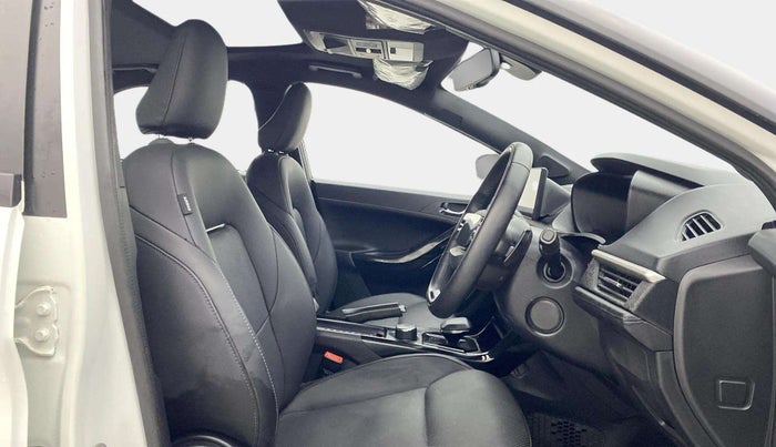 2024 Tata NEXON FEARLESS + SUNROOF AMT DUAL TONE 1.5 DIESEL, Diesel, Automatic, 12,199 km, Right Side Front Door Cabin