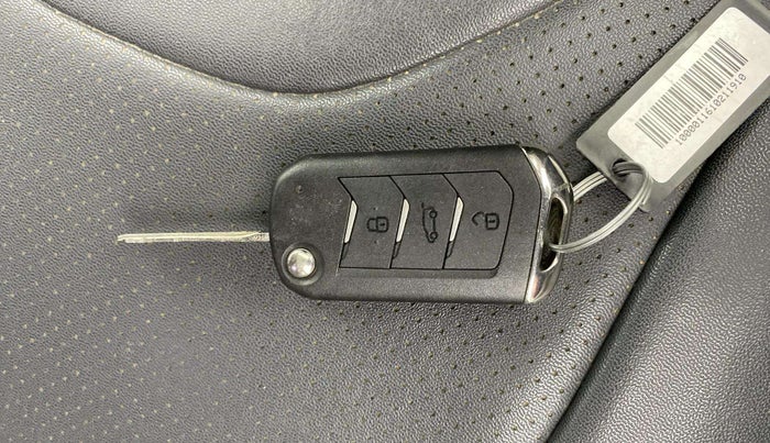 2021 Mahindra XUV700 AX 3 P MT 5 STR, Petrol, Manual, 59,597 km, Key Close Up
