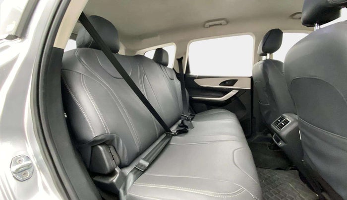 2021 Mahindra XUV700 AX 3 P MT 5 STR, Petrol, Manual, 59,597 km, Right Side Rear Door Cabin