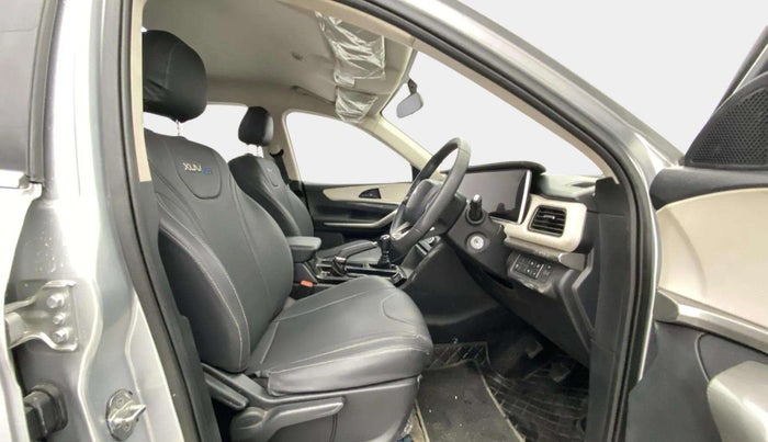 2021 Mahindra XUV700 AX 3 P MT 5 STR, Petrol, Manual, 59,597 km, Right Side Front Door Cabin