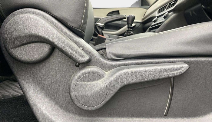 2021 Mahindra XUV700 AX 3 P MT 5 STR, Petrol, Manual, 59,597 km, Driver Side Adjustment Panel