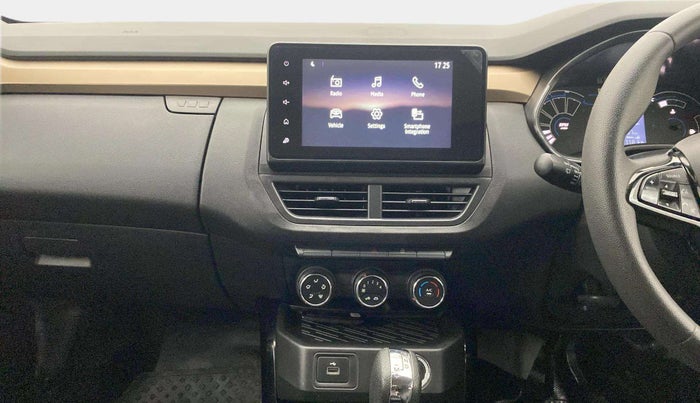2022 Renault Kiger RXT AMT DUAL TONE, Petrol, Automatic, 22,355 km, Air Conditioner