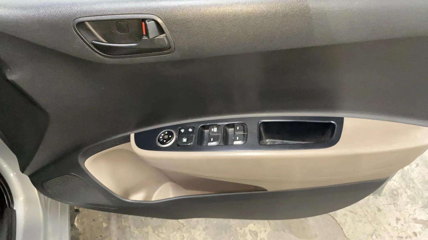 2019 Hyundai Xcent S 1.2, Petrol, Manual, 66,782 km, Driver Side Door Panels Control