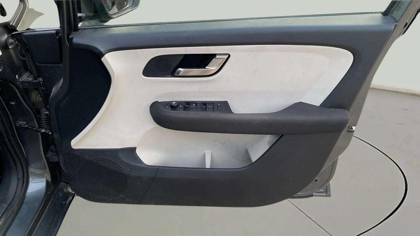 2022 Tata ALTROZ XZA, Petrol, Automatic, 30,709 km, Driver Side Door Panels Control