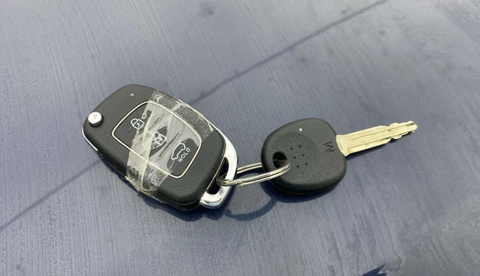 2021 Hyundai VENUE S 1.2, Petrol, Manual, 50,965 km, Key Close Up