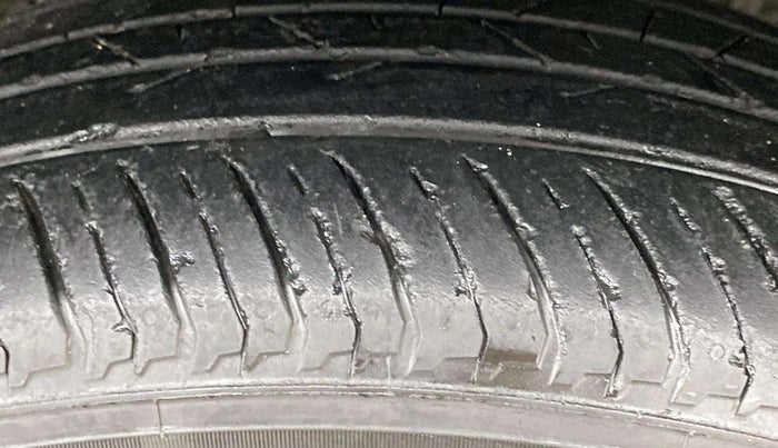 2023 Nissan MAGNITE XE, Petrol, Manual, 27,029 km, Right Front Tyre Tread