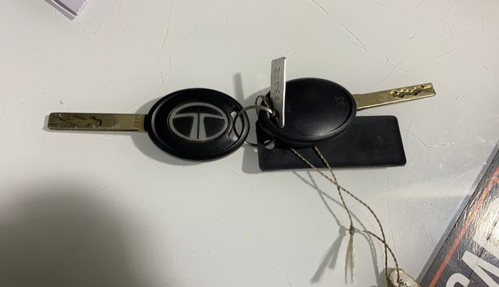 2023 Tata PUNCH PURE MT, Petrol, Manual, 33,214 km, Key Close Up