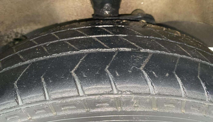 2014 Maruti Eeco 5 STR WITH A/C+HTR, Petrol, Manual, 61,034 km, Right Front Tyre Tread