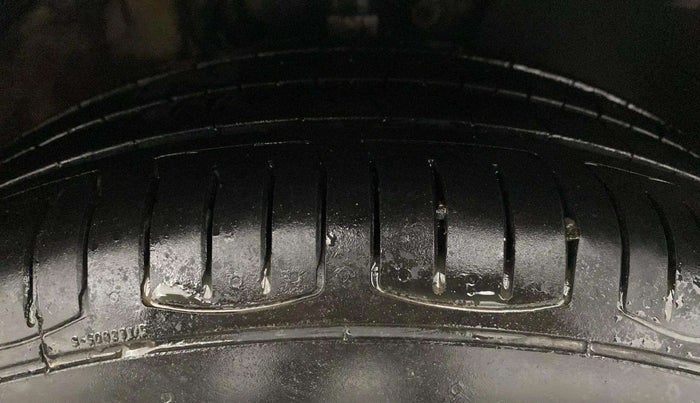 2017 Volkswagen Vento HIGHLINE PETROL AT, Petrol, Automatic, 61,985 km, Right Front Tyre Tread