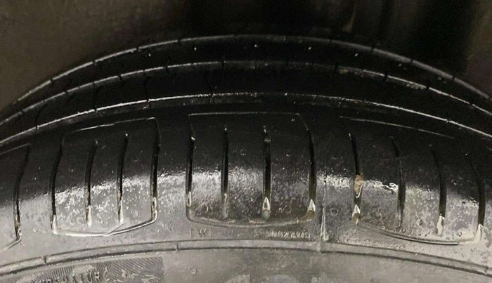 2017 Volkswagen Vento HIGHLINE PETROL AT, Petrol, Automatic, 61,985 km, Left Rear Tyre Tread