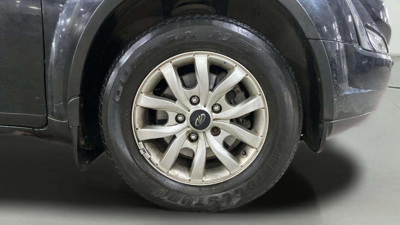 2019 Mahindra XUV500 W9, Diesel, Manual, 35,650 km, Right Front Wheel