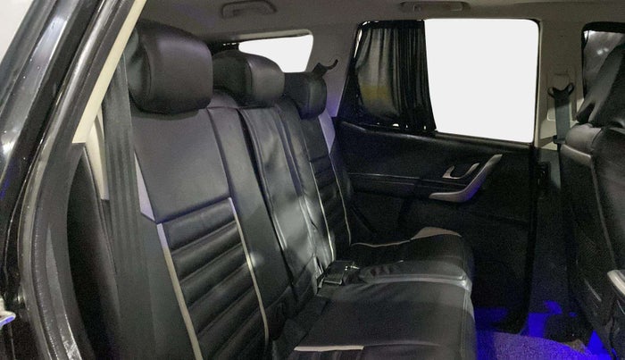 2019 Mahindra XUV500 W9, Diesel, Manual, 35,650 km, Right Side Rear Door Cabin