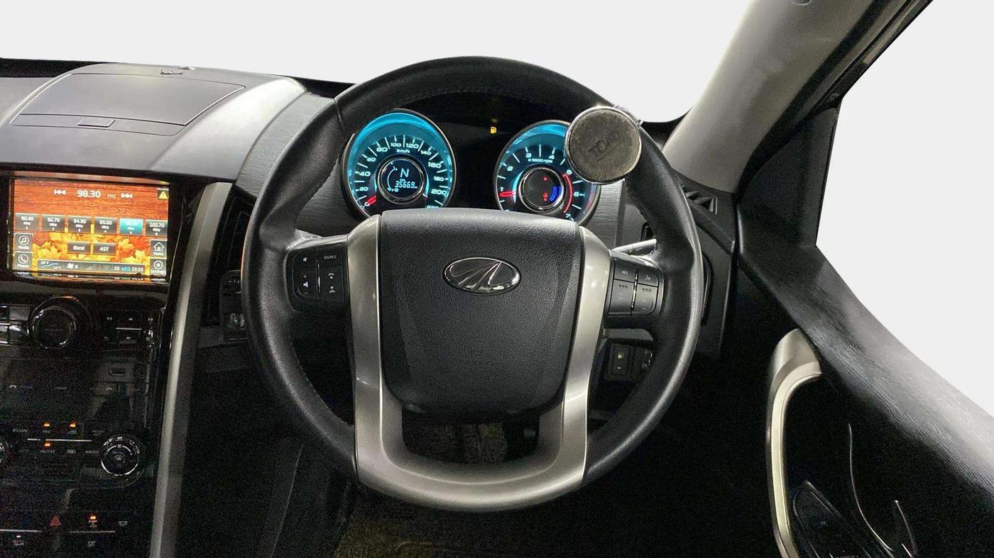 2019 Mahindra XUV500 W9, Diesel, Manual, 35,650 km, Steering Wheel Close Up