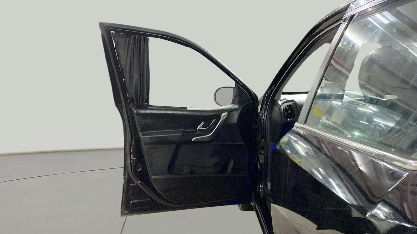 2019 Mahindra XUV500 W9, Diesel, Manual, 35,650 km, LHS Front Door