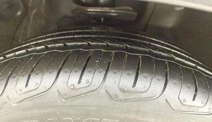 2022 MG ASTOR SHARP 1.5 CVT, Petrol, Automatic, 62,709 km, Right Front Tyre Tread