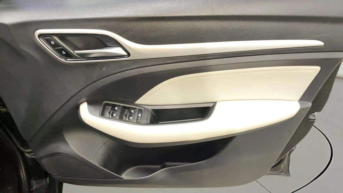 2022 MG ASTOR SHARP 1.5 MT, Petrol, Manual, 56,515 km, Driver Side Door Panels Control