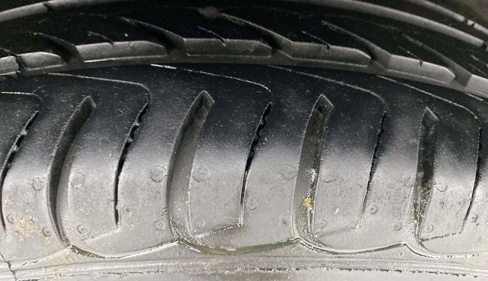 2020 Ford Ecosport TITANIUM 1.5L DIESEL, Diesel, Manual, 1,39,858 km, Right Rear Tyre Tread