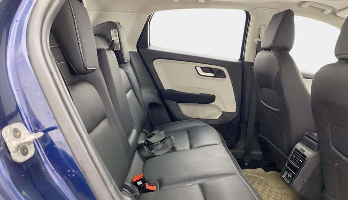 2023 Tata ALTROZ XZ PLUS O SUNROOF CNG, CNG, Manual, 29,519 km, Right Side Rear Door Cabin