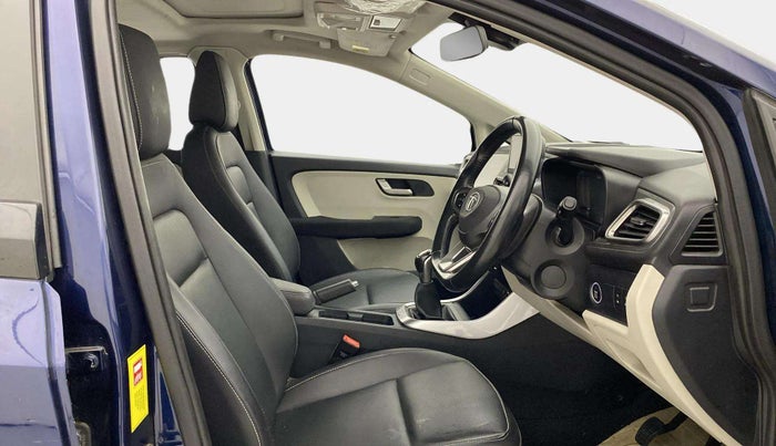 2023 Tata ALTROZ XZ PLUS O SUNROOF CNG, CNG, Manual, 29,519 km, Right Side Front Door Cabin