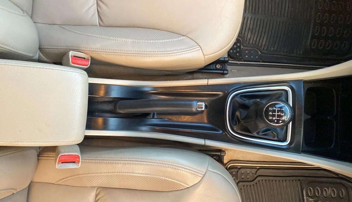 2015 Maruti Ciaz ZXI+, Petrol, Manual, 1,12,540 km, Gear Lever