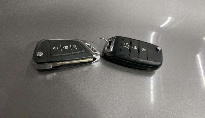 2021 KIA SONET HTK PLUS 1.5 AT, Diesel, Automatic, 50,291 km, Key Close Up